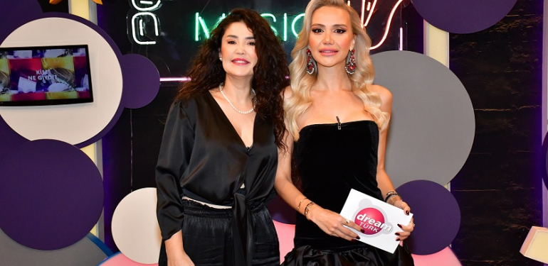 SİNAN AKÇIL’DAN ZEYNEP BOZKAYA’YA SÜRPRİZ ŞARKI!